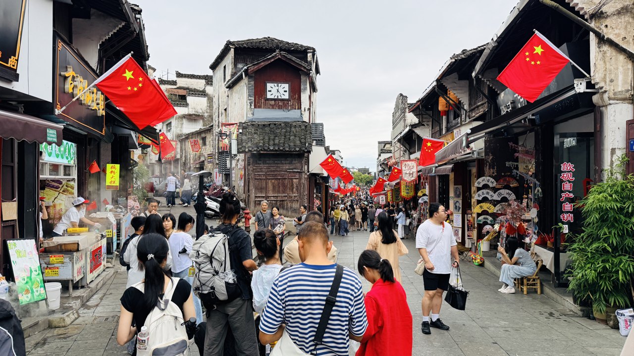 奔赴“县”场｜徽州古城非遗热：网红鱼灯“游”出文旅新路